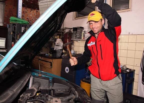 Libor Uher ještě jako pracovník autoservisu ve Frýdku-Místku. Foto: Robert Mročka