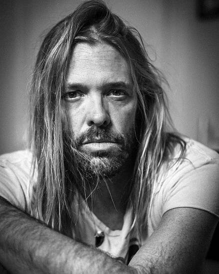 Zemřel bubeník Foo Fighters Taylor Hawkins