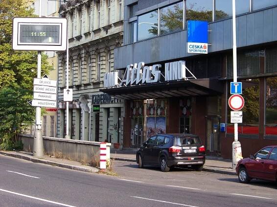 Soubor:Ke Štvanici, kino Atlas.jpg