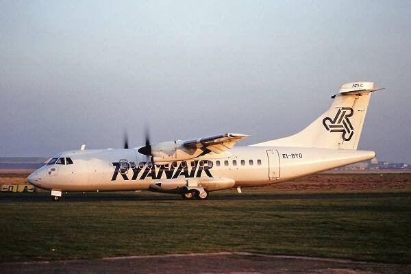 Súbor:EI-BYO ATR42 Ryanair CVT 09-12-1989 (45643159964).jpg – Wikipédia