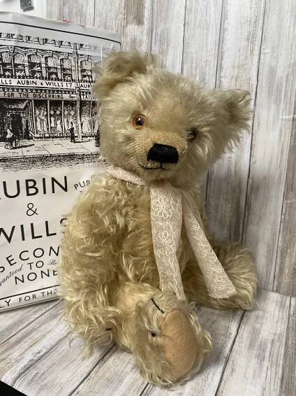 ANTIQUE & COLLECTOR’S TEDDY BEARS
