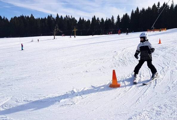 Chcete děti naučit lyžovat? Severák nabízí ideální podmínky