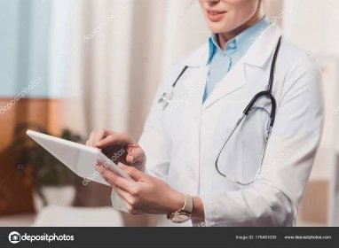 Částečný Pohled Ženského Lékaře Pomocí Tabletu Rukou Klinice — Stock Fotografie © IgorVetushko #176481030