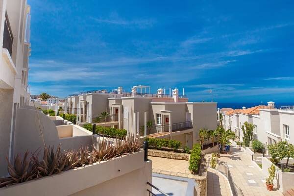 O vedere generală la mare sau o vedere la mare
luată din acest apartament