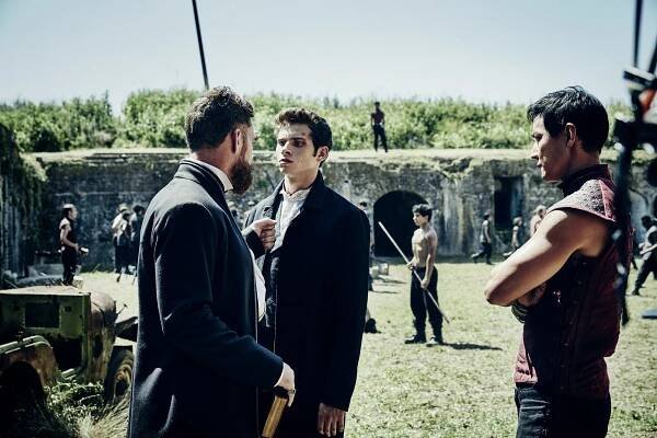 Into the Badlands - The Fort - Z natáčení - Oliver Stark, Daniel Wu