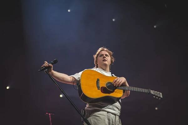 Recenze: Rádiové hity a přisprostlé vtipy. Lewis Capaldi byl v O2 areně perfektní