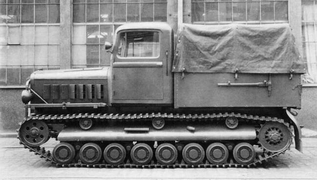 Praga T-6 - Pravdepodobne neskorá exportná verzia už s kabínou automobilového typu a inými detailami karosérie než mal T-6 SS