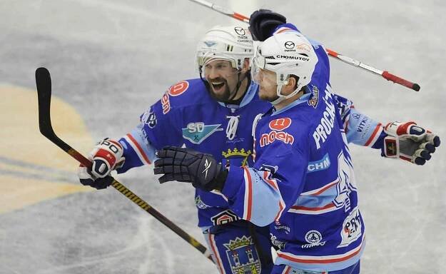 Milan Procházka (vpravo) a Václav Eiselt se radují z trefy prvního jmenovaného do boleslavské sítě