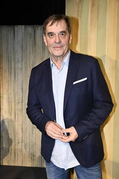Proklatě svůdný výstřih: Zhublý Miroslav Etzler se na premiéře objevil i s partnerkou. Nadupaný dekolt sotva uhlídala