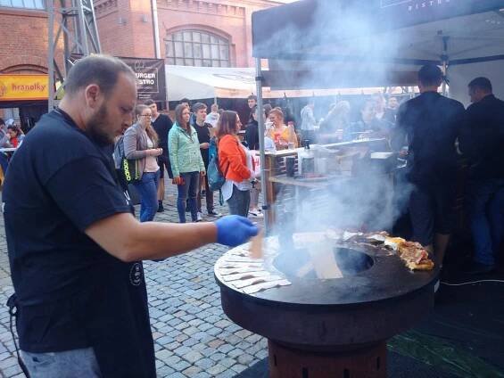 Burger Street Festival v Brně: Červí chipsy, hranolky z batátů a burger plněný bramborákem