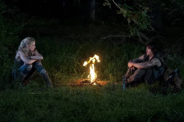 Živí mrtví - Vězňové - Z filmu - Emily Kinney, Norman Reedus