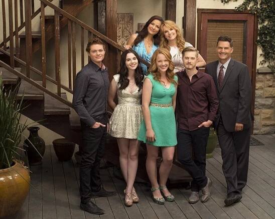 Sean Berdy, Vanessa Marano, Constance Marie, Katie Leclerc, Lea Thompson, Lucas Grabeel, D. W. Moffett - Záměna - Promo