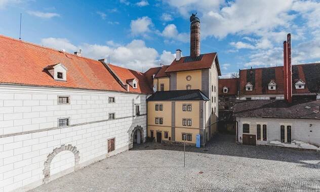 Pivovar Eggenberg v Českém Krumlově se po rozsáhlé konverzi proměnil na Port 1560 – DesignMag.cz