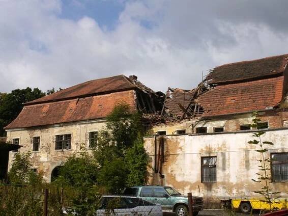 Barokní zámek a bývalý pivovar v Dolní Lukavici jsou v havarijním stavu