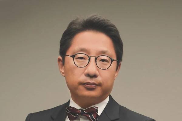 Photographic portrait of Chang