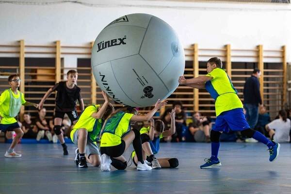 Naháňačka za veľkou loptou, beh po schodoch či pickleball. Netradičné športy, ktoré naberajú na popularite a zlepšujú kondíciu
