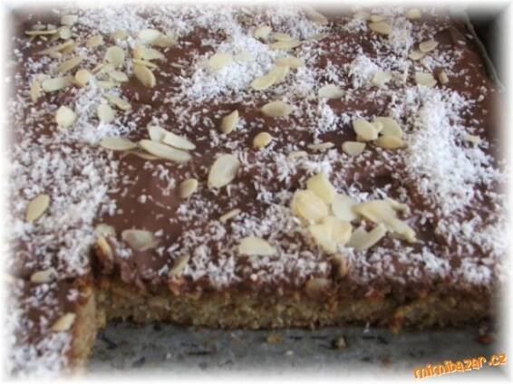 Kokosovo-jabl��kov� buchta s polevou z ledov�ch ka�tan� - hrn��kov�