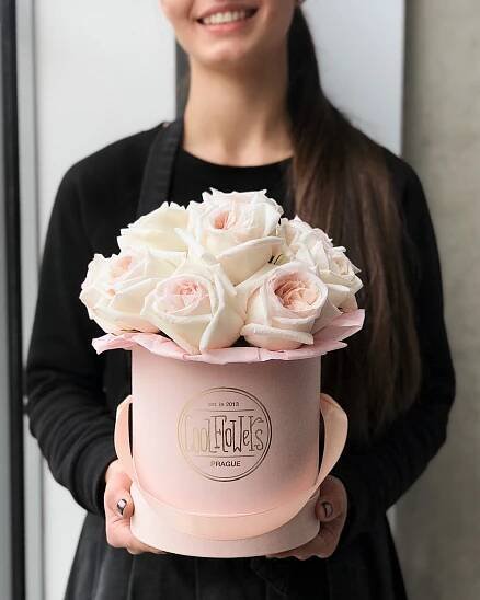 Květinový box MINI s voňavými růžemi od Coolflowers – doručení květin po Praze