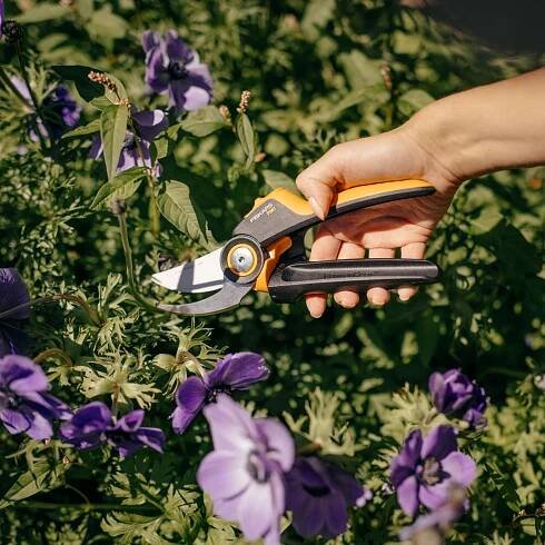 Fiskars Zahradní nůžky dvoučepelové s otočnou rukojetí X-series P961 (L)