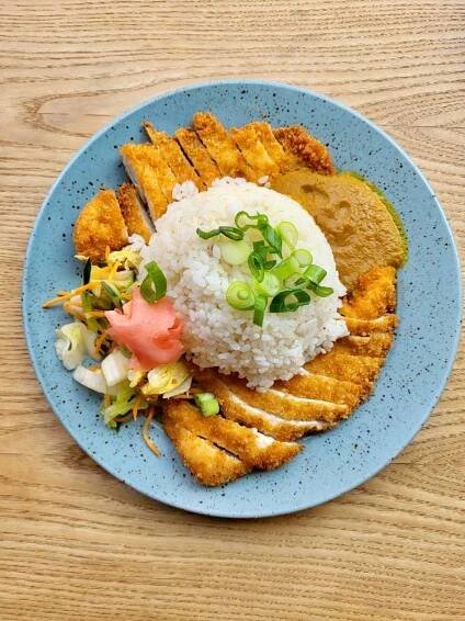 Křupavé kuřecí Katsu Curry s rýží a okurkovo-mrkvovým salátkem