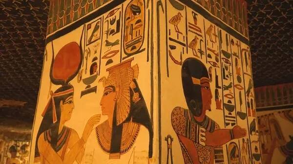 Hrobka královny Nefertari v údolí Queens, Luxor. Egyptské hieroglyfy. — Stock obrázek