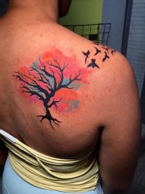 Přírodní tetování "Strom a ptačí hejno" s vodovými barvami od Funk Tha World - Tetování železnou dlaní a piercing