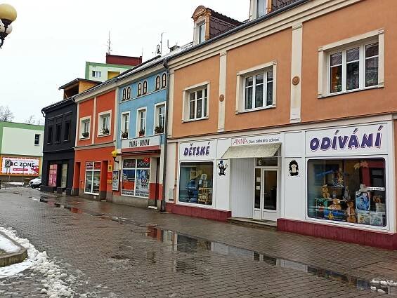 Lidé v Sokolově řeší barvu Krejcarové lávky i domů na náměstí