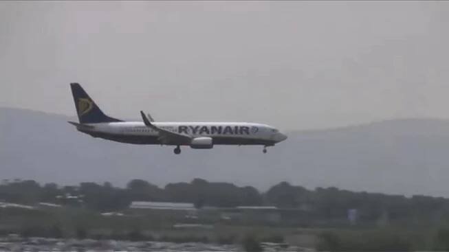 VIDEO: Letadlo Ryanairu nemohlo v Praze přistát. Ranvej blokovalo jiné letadlo