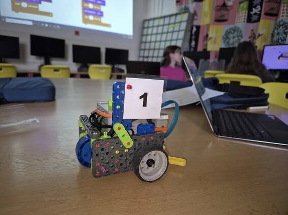 Robotika v 6.B nás baví. | Základní škola ve Slaném Na Hájích