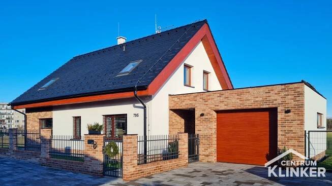 Cihlový obklad garáže, části domu a plot z cihel 🧱 | House plans, House, Home