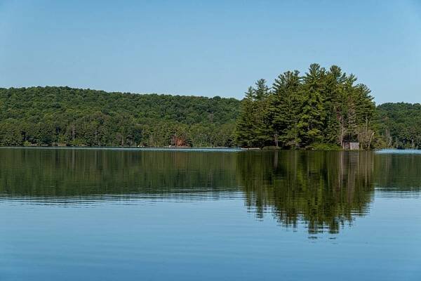 Kingscote Lake | Focus On Mee | Robert Mee