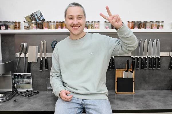 Špaček pepřil koblihy a Maršálek doporučoval tango v kuchyni. Takhle to vypadalo na křtu nejnovější kuchařky