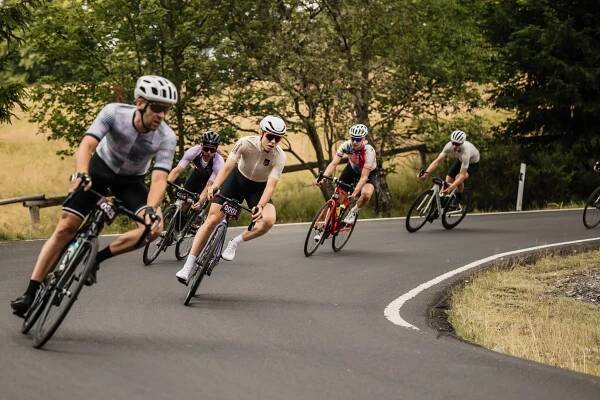Krušné hory žily cyklistikou. Stovky cyklistů dobyly s Road Classics Klínovec