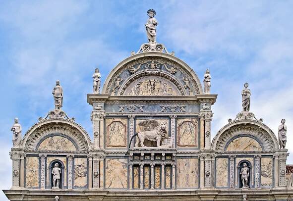 Soubor:Facade of Scuola Grande di San Marco (Venice) - top part.jpg