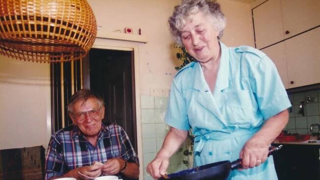Jan Skopeček s manželkou Věrou Tichánkovou v jejich pražském bytě.