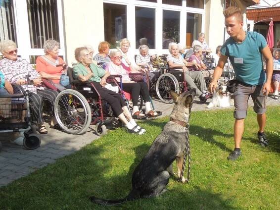 Neratovickým seniorům zpříjemnili pobyt v domově studenti se psy