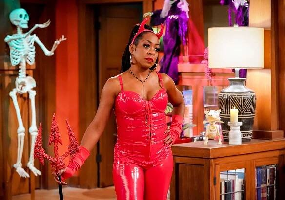 Sousedství - Welcome to the Haunting - Z filmu - Tichina Arnold