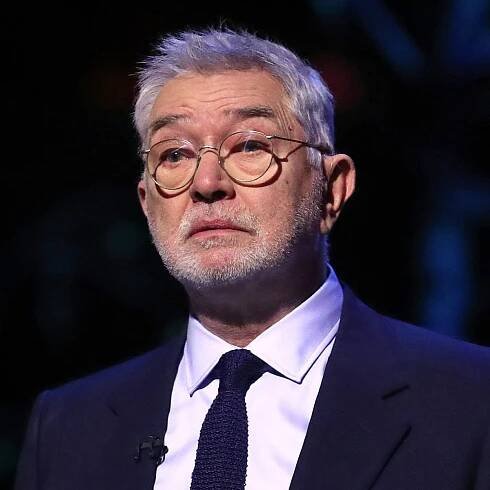 Martin Shaw says theatres should ‘screen out mobile phone signals in the auditorium’