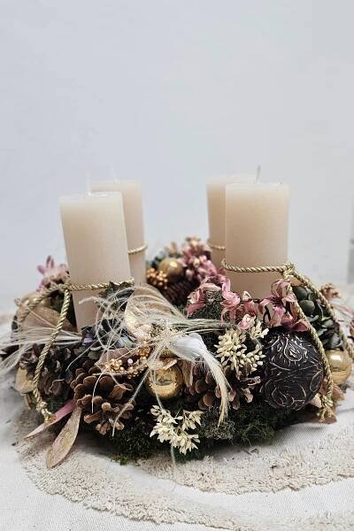 Jak originálně nazdobit adventní věnec? Krásné jsou sušené hortenzie nebo sukulenty, radí floristka