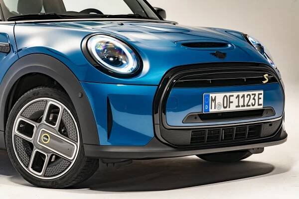 Čistší design a víc stylu včetně zcela unikátní střechy! MINI vylepšilo celou rodinu modelů Cooper
