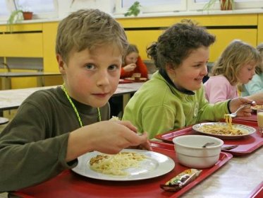 Obědvat ve školní jídelně se vyplatí, v Kutné Hoře se lze najíst pod stovku