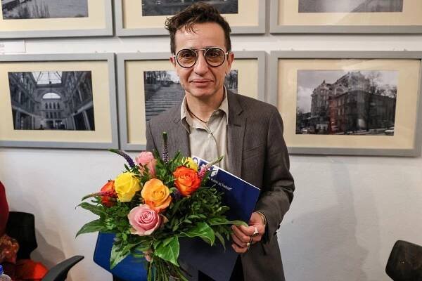 Novinářka Masha Gessen převzala Cenu Hannah Arendtové, na akci dohlížela policie