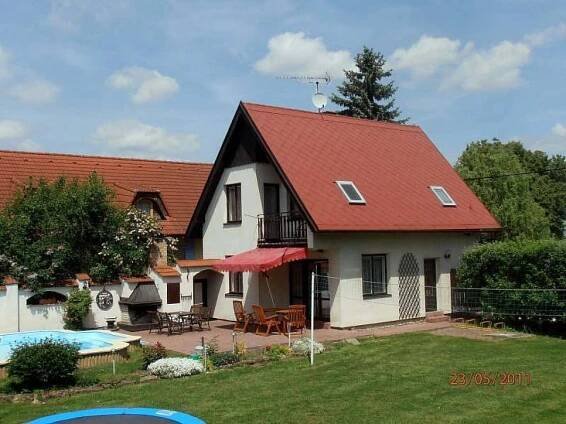 Na velké zahradě budou mít své děti z tersy neustále pod dohledem. - rekreační dům ubytování Zelenecká Lhota - foto 2
