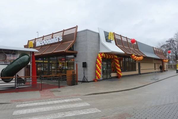 AKTUÁLNĚ: V Litvínově se otevřela první MC Donald's restaurace. Po otevření se lidé nahrnuli dovnitř