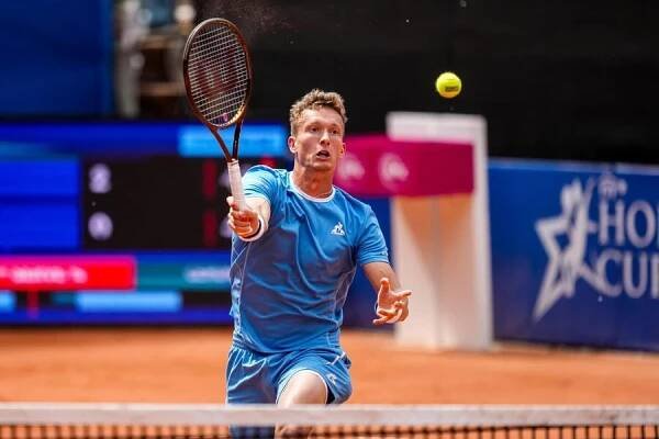 Český tenista Jiří Lehečka v zápase ATP 2025 Hamburk, dnes si Lehečka a dvě Češky zahrají 1. kolo Roland Garros 2025
