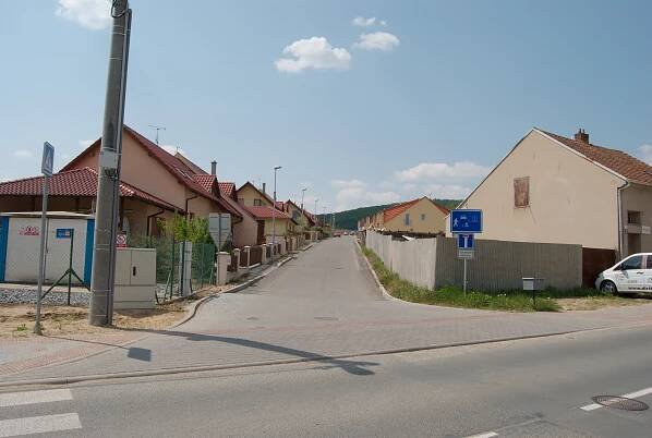 Soubor:Brno-Ivanovice - ulice V Kolíbkách.jpg