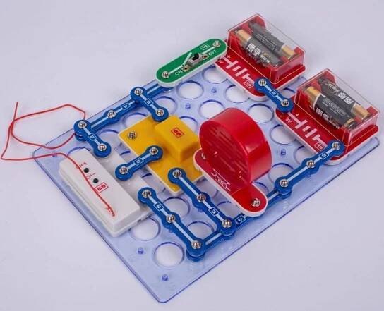 Elektronické stavebnice u dětí rozvíjejí praktické dovednosti.