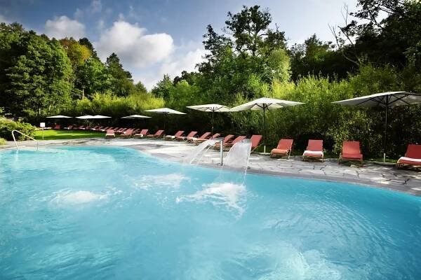 Außenschwimmbecken mit Liegen im Hotel Esplanade Resort & Spa
