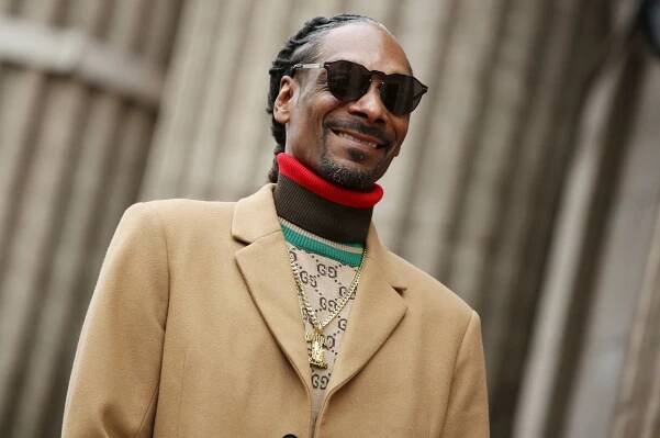 Jednou jako pán kožichů, jindy v županu ke kalhotám s puky: Takhle to kontroverzní rapper Snoop Dogg umí s módou - Expres FM