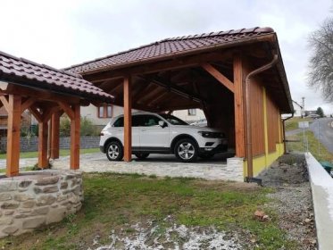 Dřevěné valbové garážové stání, Tesařství Bečka Vimperk 3.jpg